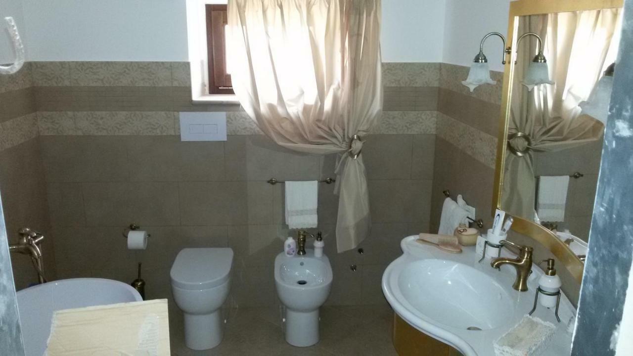 Deluxe Room (2 Adults + 1 Child),852240197:JPEG